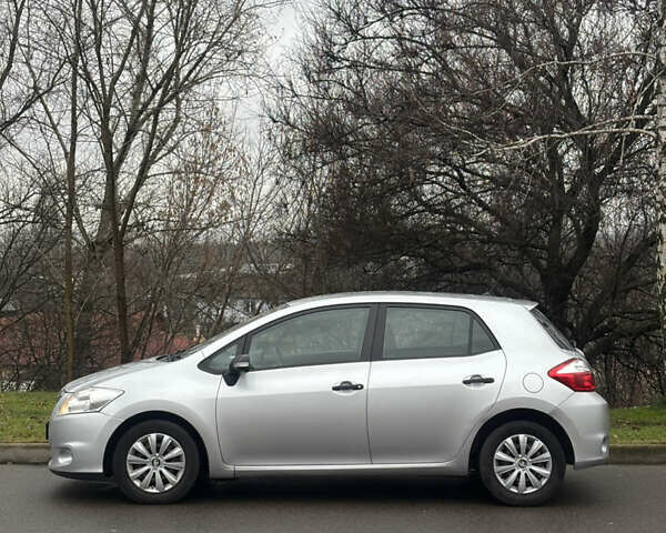 Серый Тойота Аурис, объемом двигателя 1.4 л и пробегом 240 тыс. км за 5950 $, фото 2 на Automoto.ua