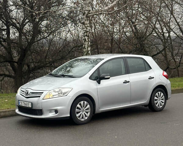 Серый Тойота Аурис, объемом двигателя 1.4 л и пробегом 240 тыс. км за 5950 $, фото 1 на Automoto.ua