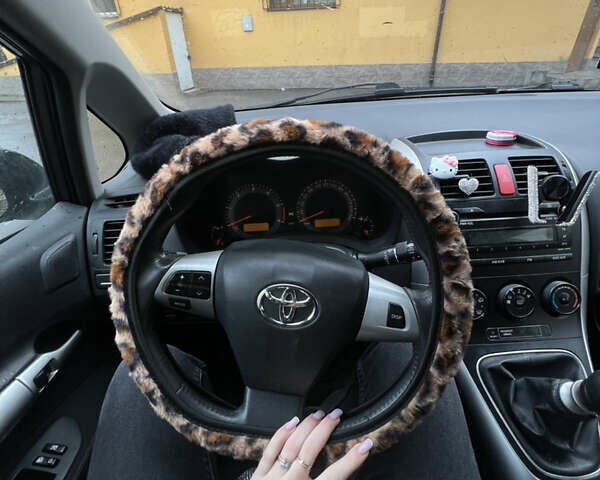 Сірий Тойота Ауріс, об'ємом двигуна 2 л та пробігом 153 тис. км за 7000 $, фото 6 на Automoto.ua