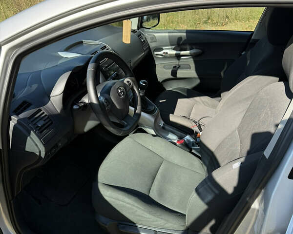 Серый Тойота Аурис, объемом двигателя 1.33 л и пробегом 259 тыс. км за 6600 $, фото 11 на Automoto.ua