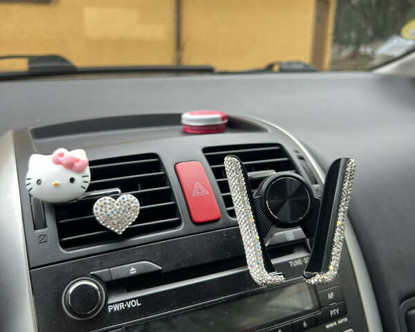 Сірий Тойота Ауріс, об'ємом двигуна 2 л та пробігом 153 тис. км за 7000 $, фото 5 на Automoto.ua