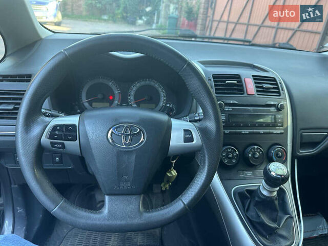 Сірий Тойота Ауріс, об'ємом двигуна 2 л та пробігом 153 тис. км за 7000 $, фото 1 на Automoto.ua