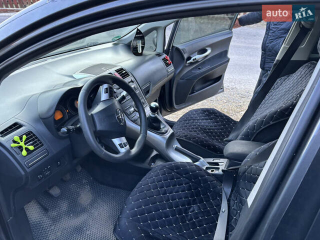 Серый Тойота Аурис, объемом двигателя 2 л и пробегом 350 тыс. км за 6750 $, фото 3 на Automoto.ua