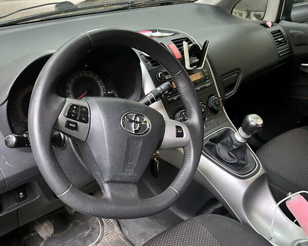 Сірий Тойота Ауріс, об'ємом двигуна 2 л та пробігом 153 тис. км за 7000 $, фото 15 на Automoto.ua
