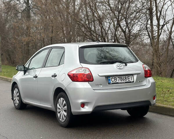 Серый Тойота Аурис, объемом двигателя 1.4 л и пробегом 240 тыс. км за 5950 $, фото 4 на Automoto.ua