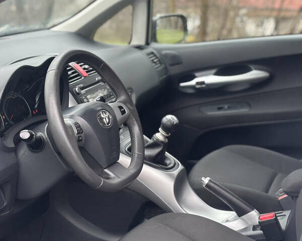 Серый Тойота Аурис, объемом двигателя 1.4 л и пробегом 240 тыс. км за 5950 $, фото 10 на Automoto.ua