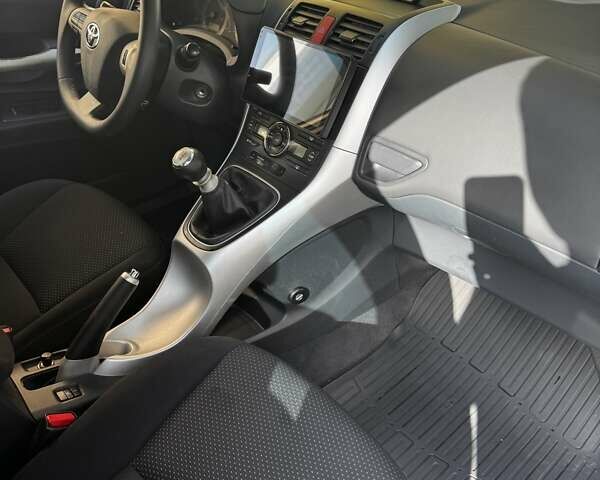 Сірий Тойота Ауріс, об'ємом двигуна 1.6 л та пробігом 195 тис. км за 8500 $, фото 6 на Automoto.ua
