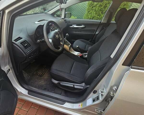 Серый Тойота Аурис, объемом двигателя 1.6 л и пробегом 99 тыс. км за 11500 $, фото 6 на Automoto.ua