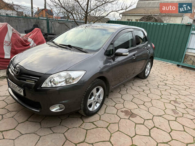 Сірий Тойота Ауріс, об'ємом двигуна 1.6 л та пробігом 129 тис. км за 9250 $, фото 4 на Automoto.ua