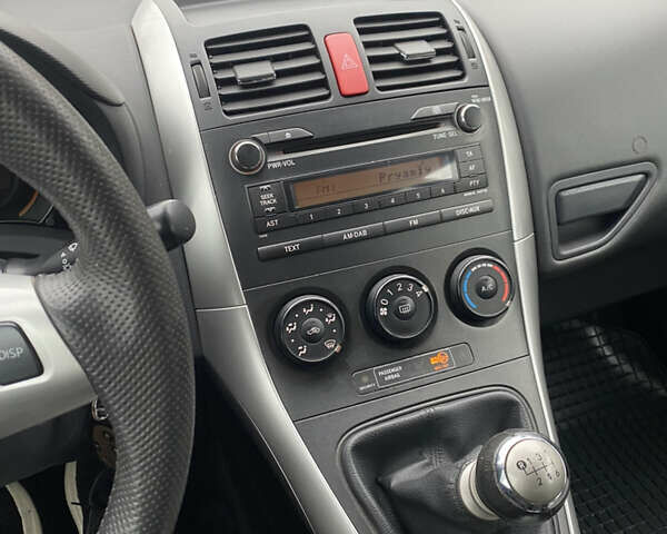 Серый Тойота Аурис, объемом двигателя 1.6 л и пробегом 34 тыс. км за 9500 $, фото 6 на Automoto.ua