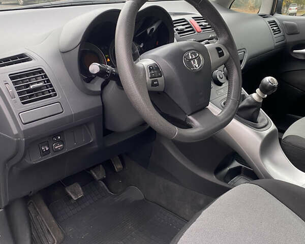 Серый Тойота Аурис, объемом двигателя 1.6 л и пробегом 34 тыс. км за 9500 $, фото 4 на Automoto.ua