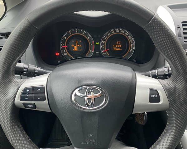 Серый Тойота Аурис, объемом двигателя 1.6 л и пробегом 34 тыс. км за 9500 $, фото 5 на Automoto.ua