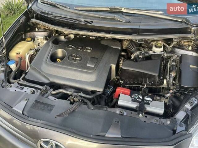 Сірий Тойота Ауріс, об'ємом двигуна 1.36 л та пробігом 143 тис. км за 8500 $, фото 2 на Automoto.ua