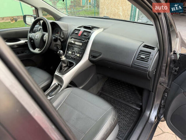 Сірий Тойота Ауріс, об'ємом двигуна 1.6 л та пробігом 129 тис. км за 9250 $, фото 55 на Automoto.ua