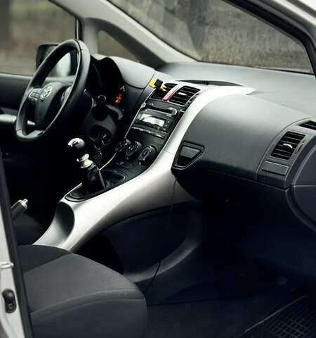 Серый Тойота Аурис, объемом двигателя 1.33 л и пробегом 178 тыс. км за 7800 $, фото 9 на Automoto.ua