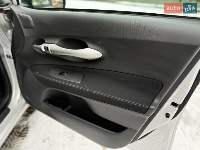 Сірий Тойота Ауріс, об'ємом двигуна 1.8 л та пробігом 215 тис. км за 9000 $, фото 24 на Automoto.ua