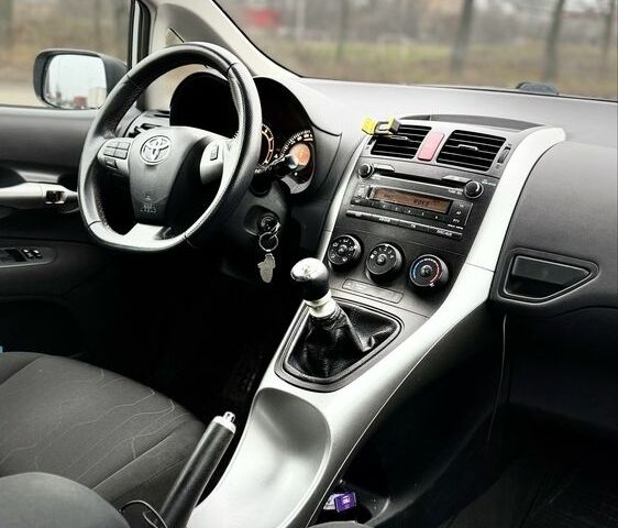 Сірий Тойота Ауріс, об'ємом двигуна 1.3 л та пробігом 178 тис. км за 7800 $, фото 5 на Automoto.ua