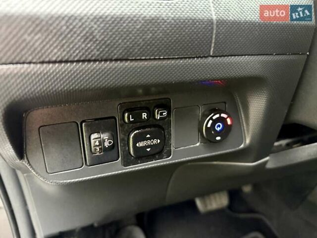 Сірий Тойота Ауріс, об'ємом двигуна 1.6 л та пробігом 89 тис. км за 9999 $, фото 41 на Automoto.ua