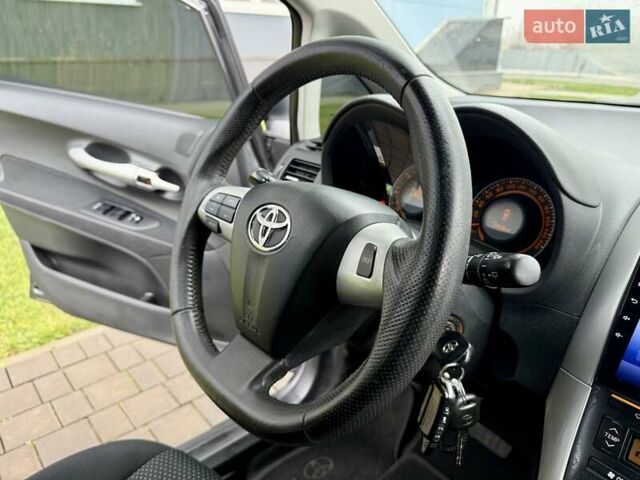 Сірий Тойота Ауріс, об'ємом двигуна 1.6 л та пробігом 89 тис. км за 9999 $, фото 51 на Automoto.ua