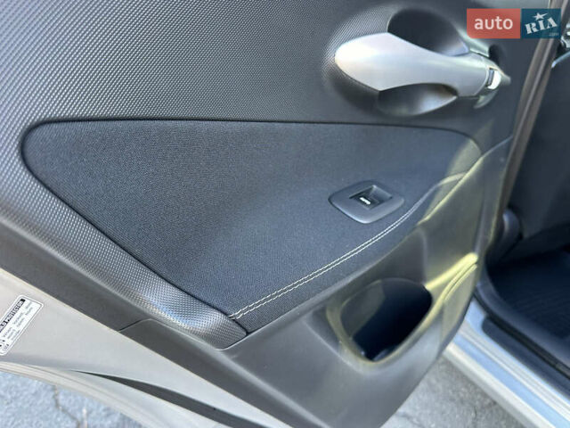 Сірий Тойота Ауріс, об'ємом двигуна 1.6 л та пробігом 190 тис. км за 9999 $, фото 32 на Automoto.ua