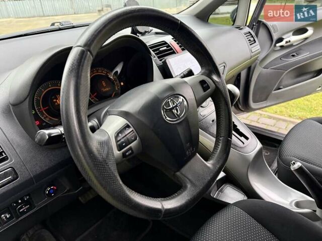 Сірий Тойота Ауріс, об'ємом двигуна 1.6 л та пробігом 89 тис. км за 9999 $, фото 36 на Automoto.ua