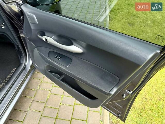 Сірий Тойота Ауріс, об'ємом двигуна 1.6 л та пробігом 89 тис. км за 9999 $, фото 46 на Automoto.ua