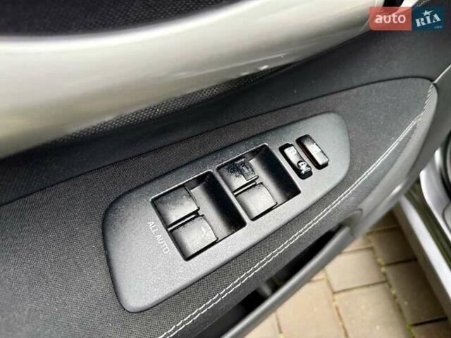 Сірий Тойота Ауріс, об'ємом двигуна 1.6 л та пробігом 89 тис. км за 9999 $, фото 35 на Automoto.ua