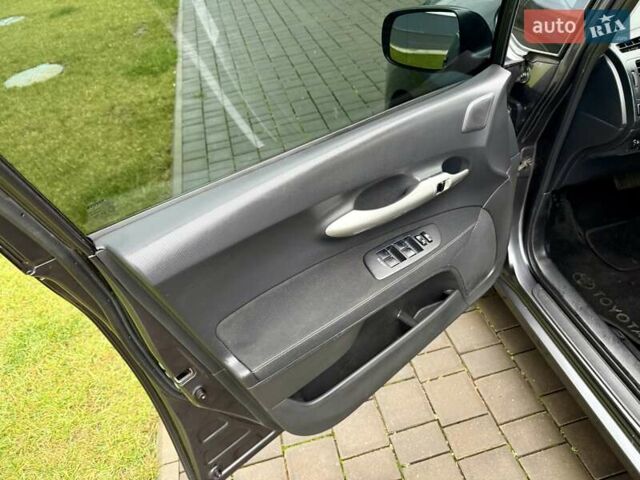 Сірий Тойота Ауріс, об'ємом двигуна 1.6 л та пробігом 89 тис. км за 9999 $, фото 30 на Automoto.ua