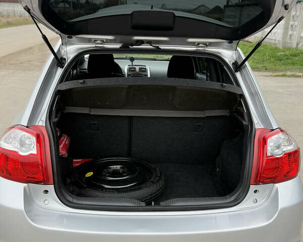 Серый Тойота Аурис, объемом двигателя 1.33 л и пробегом 272 тыс. км за 9000 $, фото 4 на Automoto.ua