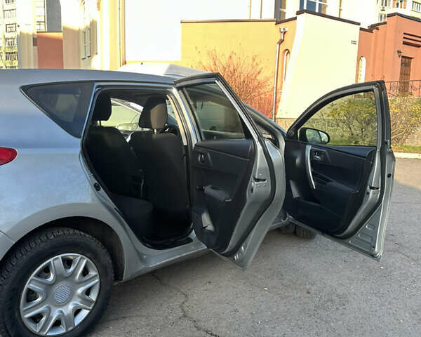 Сірий Тойота Ауріс, об'ємом двигуна 1.33 л та пробігом 202 тис. км за 8900 $, фото 16 на Automoto.ua