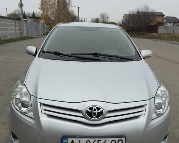 Серый Тойота Аурис, объемом двигателя 1.33 л и пробегом 272 тыс. км за 9000 $, фото 1 на Automoto.ua
