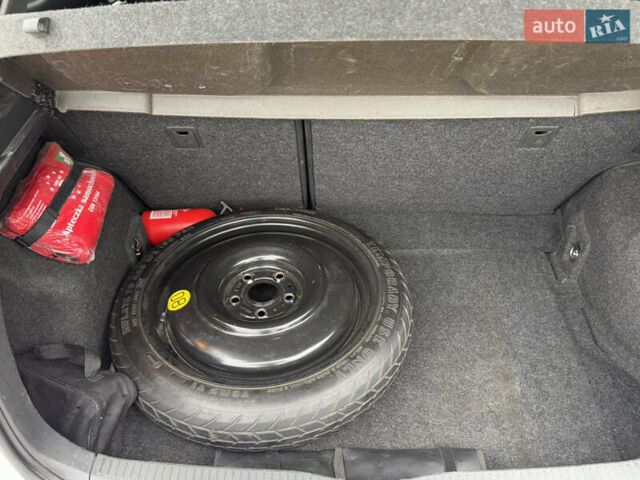 Серый Тойота Аурис, объемом двигателя 1.33 л и пробегом 272 тыс. км за 9000 $, фото 3 на Automoto.ua