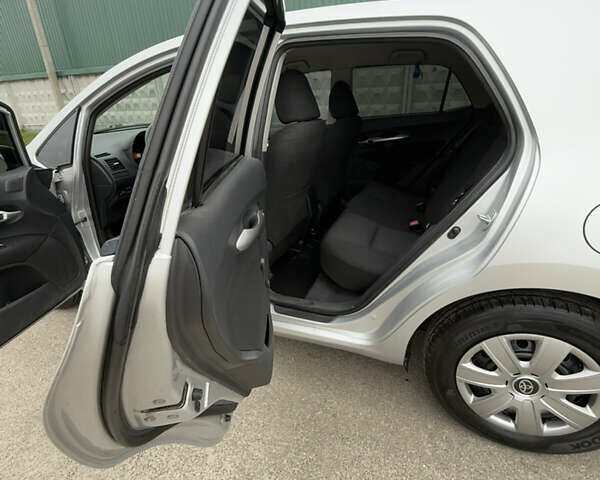 Серый Тойота Аурис, объемом двигателя 1.33 л и пробегом 272 тыс. км за 9000 $, фото 9 на Automoto.ua