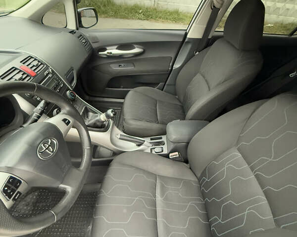 Серый Тойота Аурис, объемом двигателя 1.33 л и пробегом 272 тыс. км за 9000 $, фото 11 на Automoto.ua