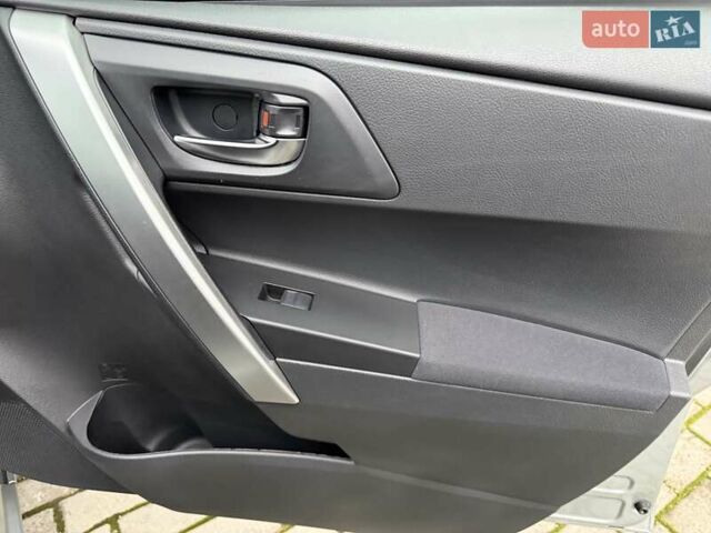 Сірий Тойота Ауріс, об'ємом двигуна 1.3 л та пробігом 63 тис. км за 9800 $, фото 26 на Automoto.ua