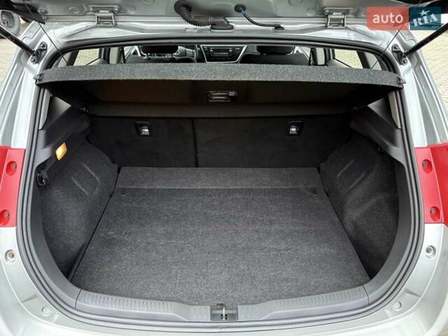 Сірий Тойота Ауріс, об'ємом двигуна 1.3 л та пробігом 63 тис. км за 9800 $, фото 43 на Automoto.ua
