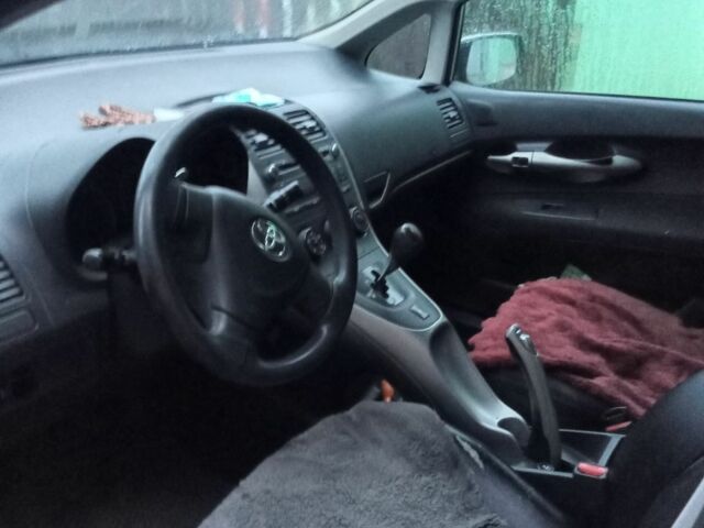 Серый Тойота Аурис, объемом двигателя 0 л и пробегом 166 тыс. км за 6000 $, фото 2 на Automoto.ua