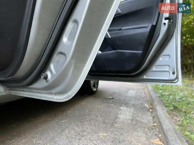 Сірий Тойота Ауріс, об'ємом двигуна 1.36 л та пробігом 215 тис. км за 8300 $, фото 39 на Automoto.ua