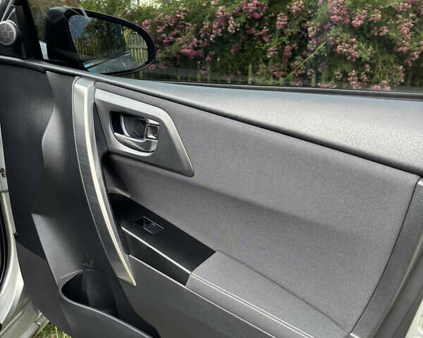 Сірий Тойота Ауріс, об'ємом двигуна 2 л та пробігом 225 тис. км за 11000 $, фото 21 на Automoto.ua