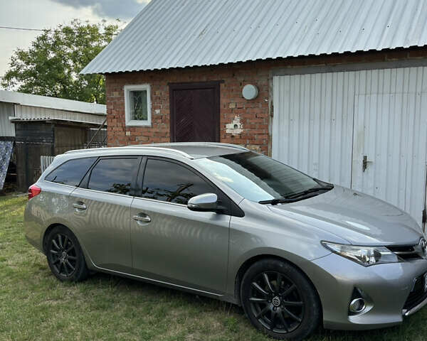 Сірий Тойота Ауріс, об'ємом двигуна 2 л та пробігом 225 тис. км за 11000 $, фото 3 на Automoto.ua