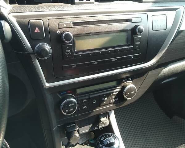 Серый Тойота Аурис, объемом двигателя 1.36 л и пробегом 252 тыс. км за 9200 $, фото 11 на Automoto.ua