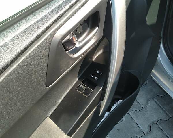 Серый Тойота Аурис, объемом двигателя 1.36 л и пробегом 252 тыс. км за 9200 $, фото 12 на Automoto.ua