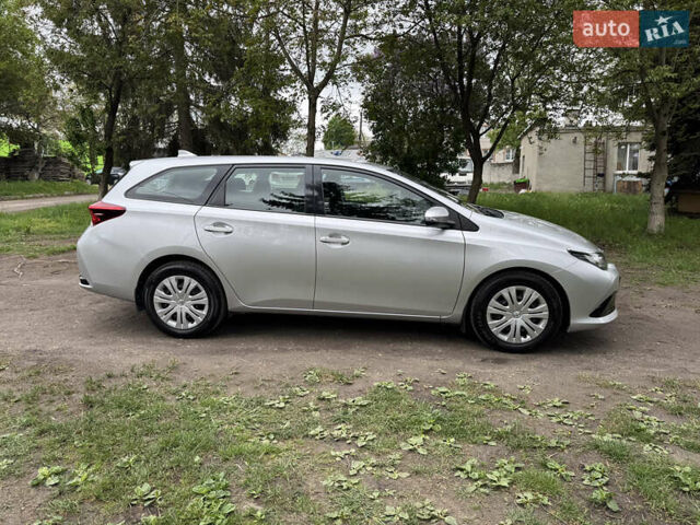 Серый Тойота Аурис, объемом двигателя 1.6 л и пробегом 175 тыс. км за 13100 $, фото 5 на Automoto.ua