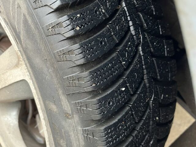 Синий Тойота Аурис, объемом двигателя 1.6 л и пробегом 278 тыс. км за 6000 $, фото 7 на Automoto.ua