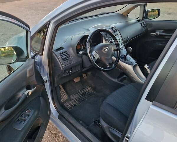 Синий Тойота Аурис, объемом двигателя 1.6 л и пробегом 175 тыс. км за 6700 $, фото 2 на Automoto.ua