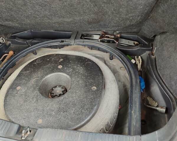 Синий Тойота Аурис, объемом двигателя 1.6 л и пробегом 390 тыс. км за 3650 $, фото 25 на Automoto.ua