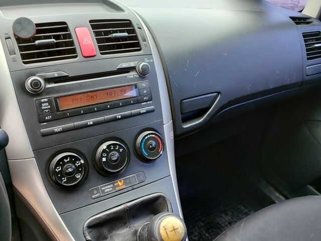 Синий Тойота Аурис, объемом двигателя 1.6 л и пробегом 390 тыс. км за 3650 $, фото 9 на Automoto.ua