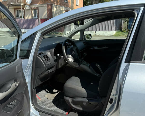 Синій Тойота Ауріс, об'ємом двигуна 1.6 л та пробігом 157 тис. км за 6300 $, фото 12 на Automoto.ua