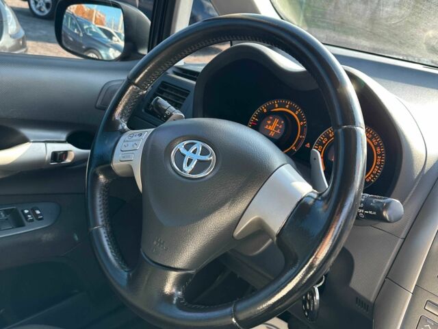 Синий Тойота Аурис, объемом двигателя 1.6 л и пробегом 259 тыс. км за 6500 $, фото 11 на Automoto.ua