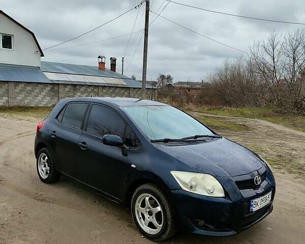 Синий Тойота Аурис, объемом двигателя 1.6 л и пробегом 390 тыс. км за 3650 $, фото 4 на Automoto.ua